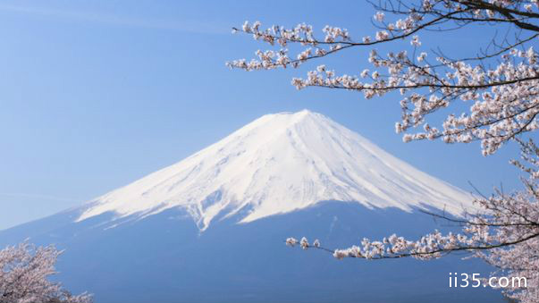 富士山是日本最高的山,海拔3776米(12388英尺).